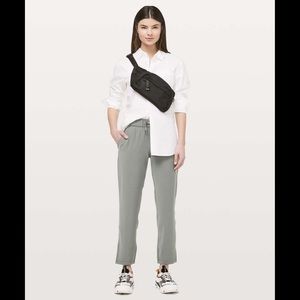 Lululemon On the Fly‎ 7/8 Pant *Woven
Grey Sage